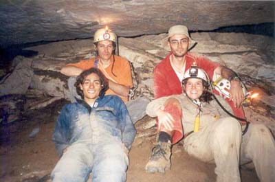 Carolina Anson y sus amigos en una caverna