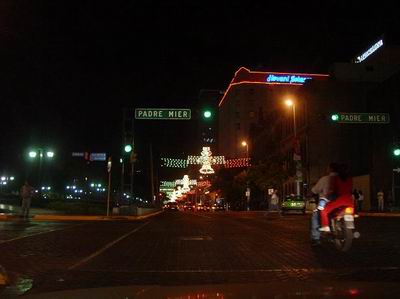 calle Zaragoza - Monterrey (noche)